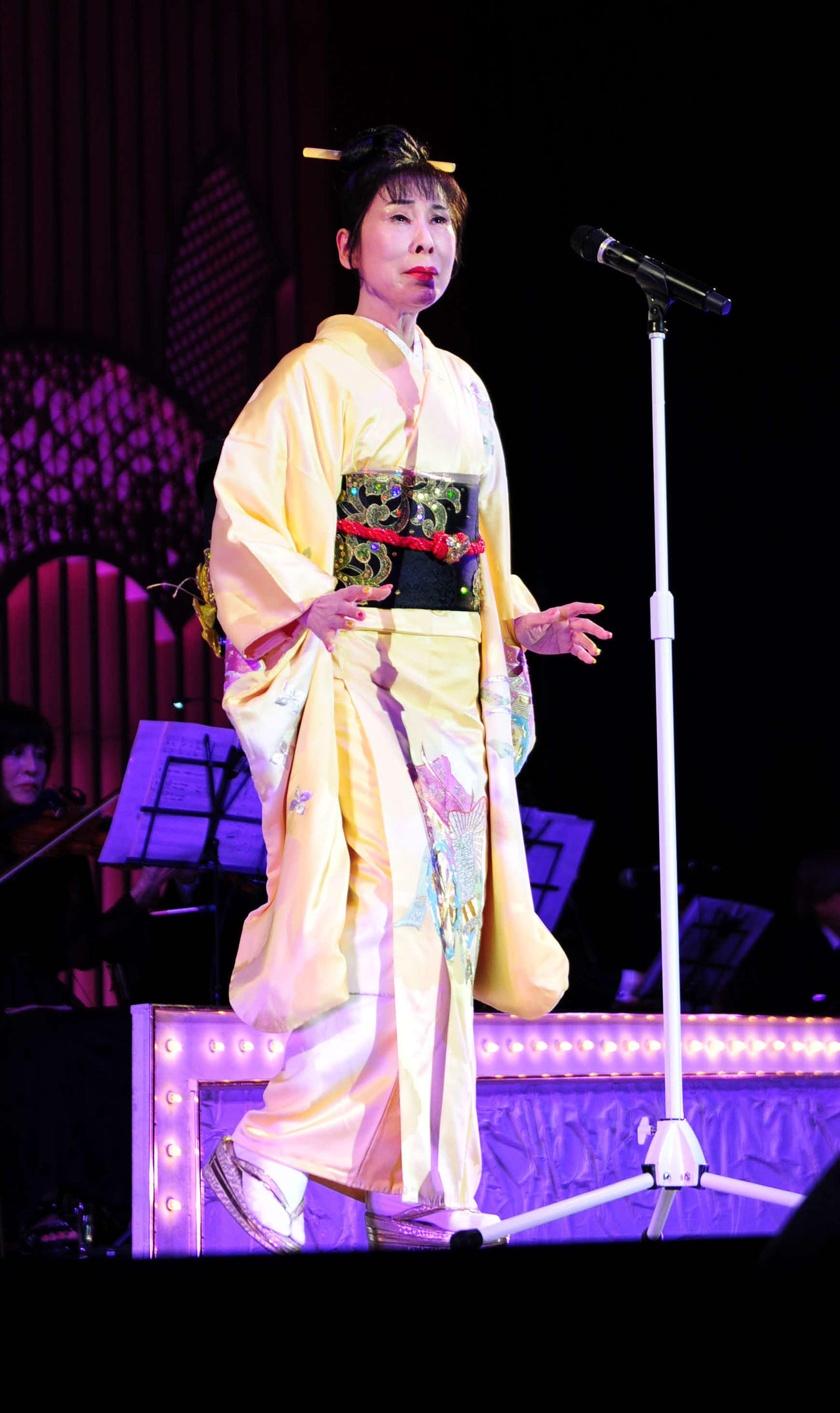 着物姿で熱唱する原田悠里
