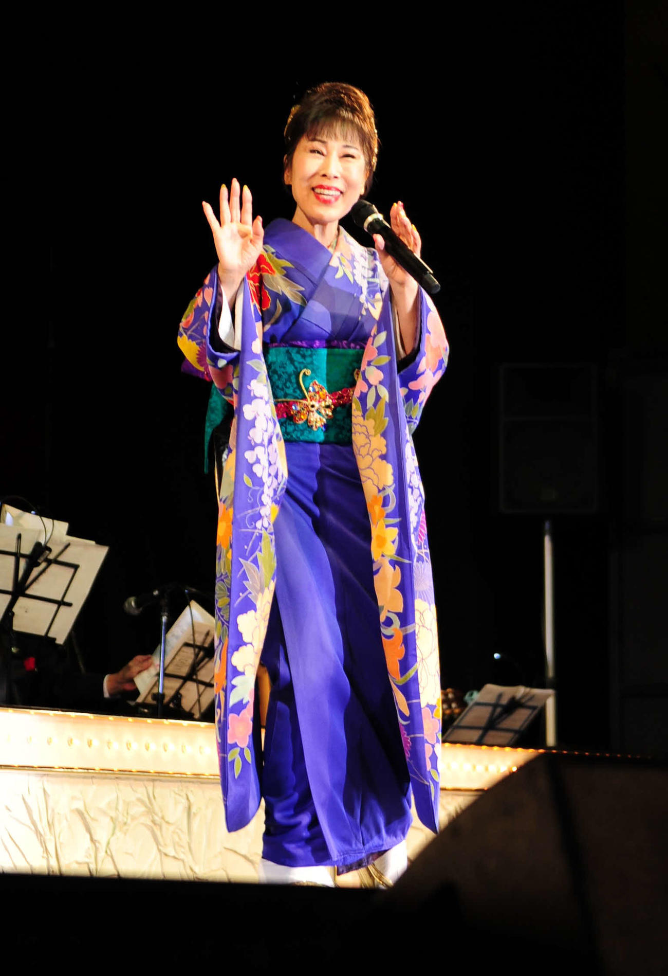 晴れやかな着物姿で熱唱する原田悠里