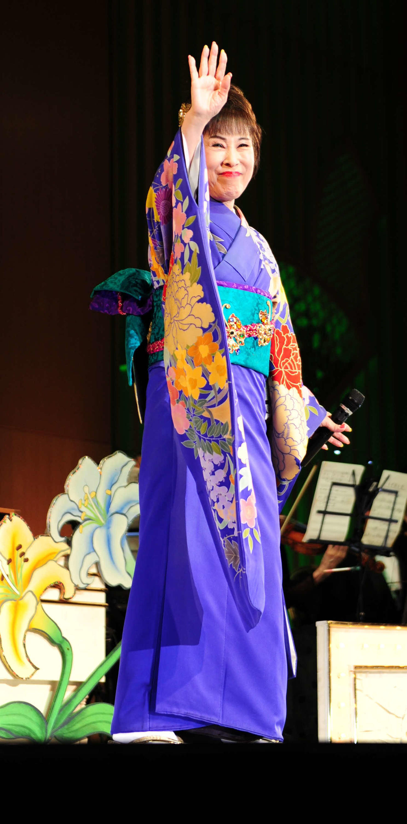 晴れやかな着物姿で熱唱する原田悠里