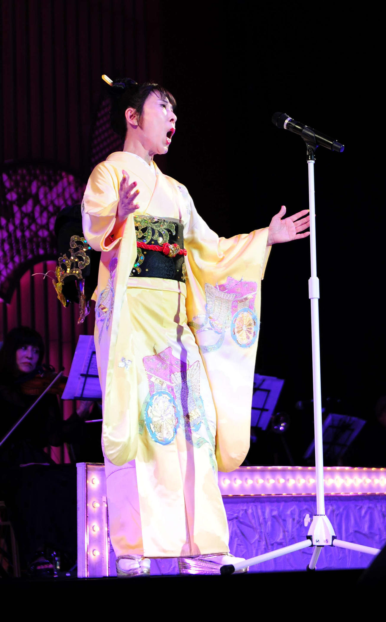 着物姿で熱唱する原田悠里