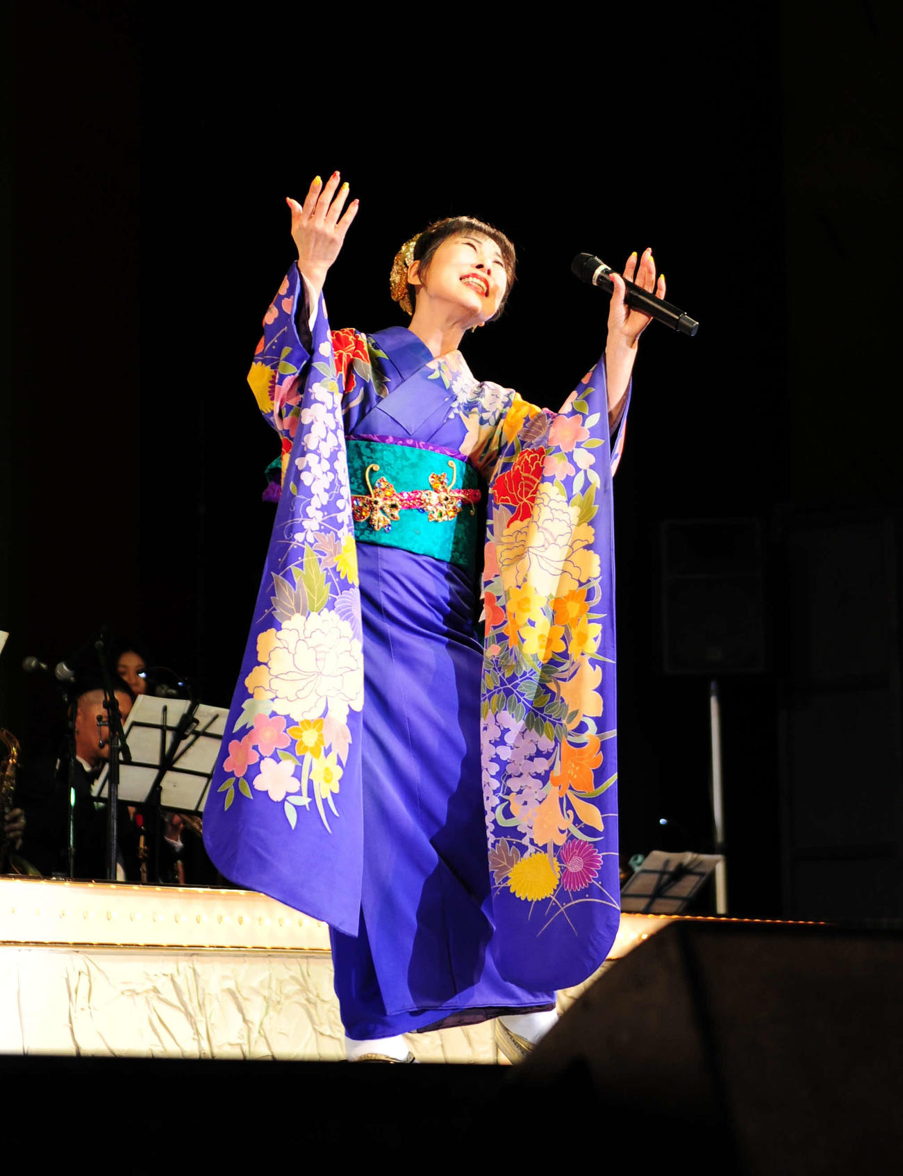晴れやかな着物姿で熱唱する原田悠里
