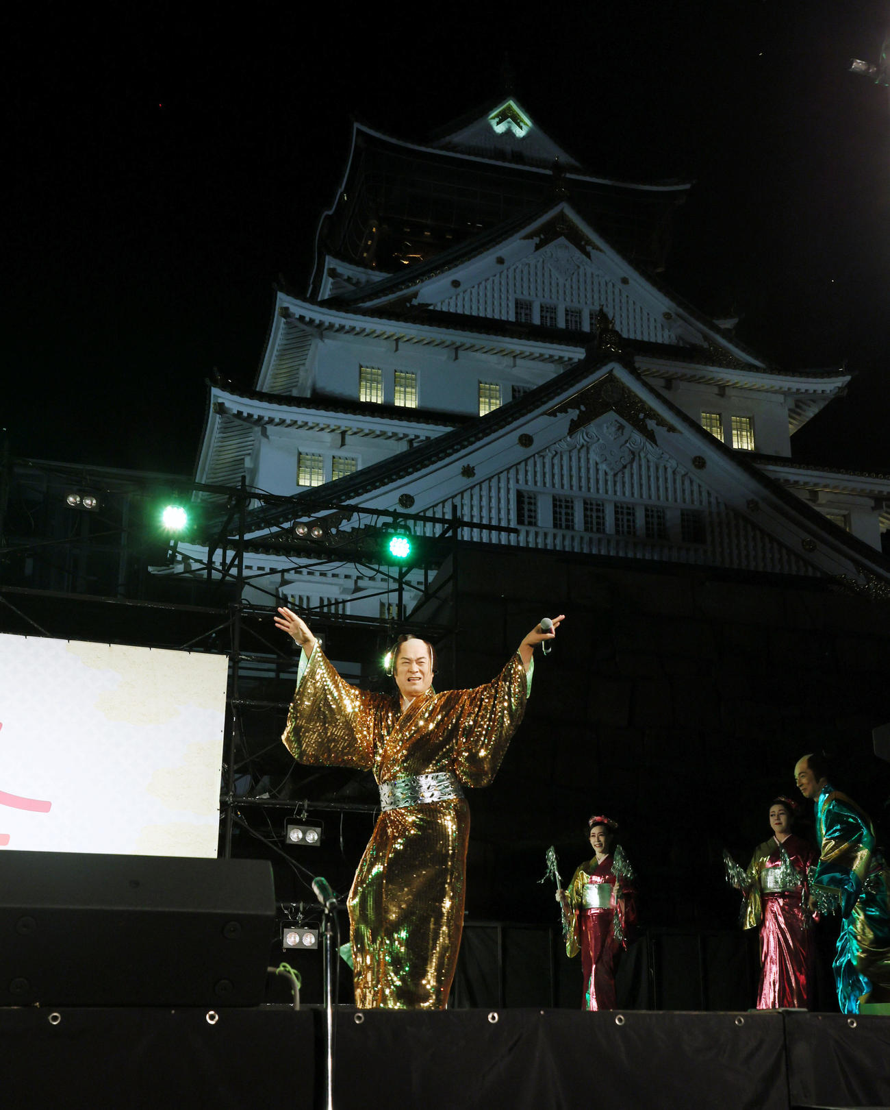 大阪城夢祭オープニングセレモニーで「マツケンサンバII」を披露する松平健（撮影・加藤哉）