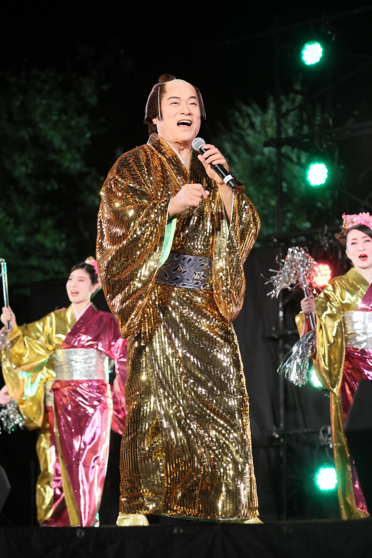 大阪城夢祭オープニングセレモニーでマツケンサンバ2を披露する松平健（撮影・加藤哉）