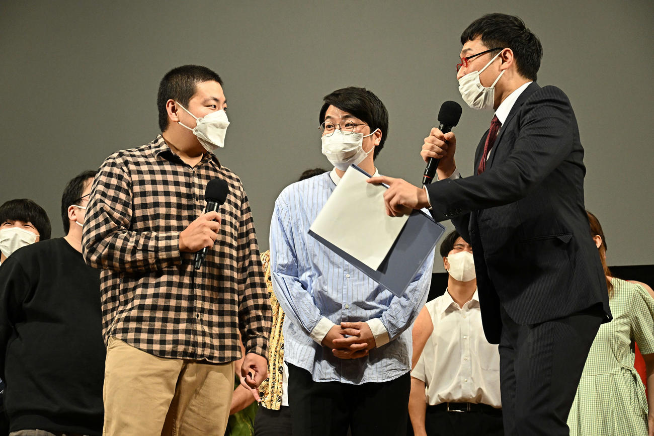 「Laughter Night第8回チャンピオンLIVE」で優勝した、お笑いコンビ、サスペンダーズの古川彰悟（左端）と依藤たかゆき（中央）に話を聞く司会の南海キャンディーズ山里亮太