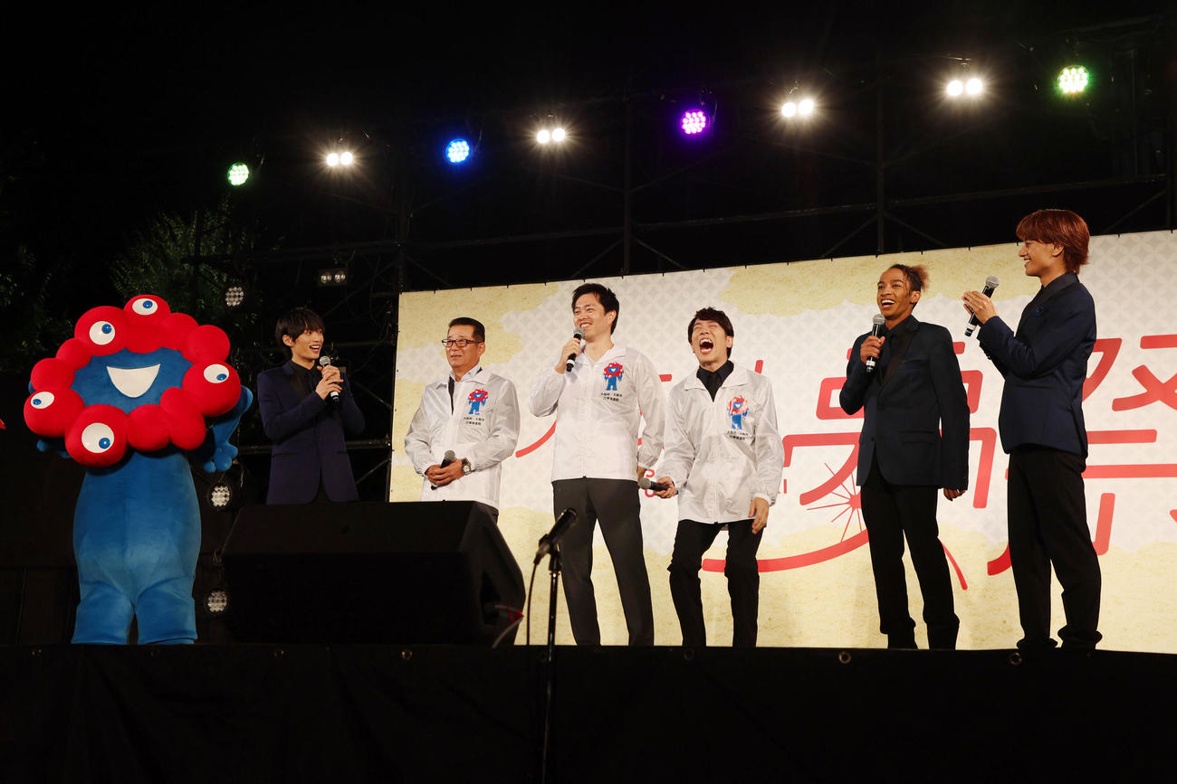 大阪城夢祭オープニングセレモニーでミャクミャク（左端）とともにステージにあがる左からAぇ！groupの福本大晴、松井大阪市長、吉村大阪府知事、関ジャニ∞村上信五、Aぇ！groupの草間リチャード敬太、小島健（撮影・加藤哉）