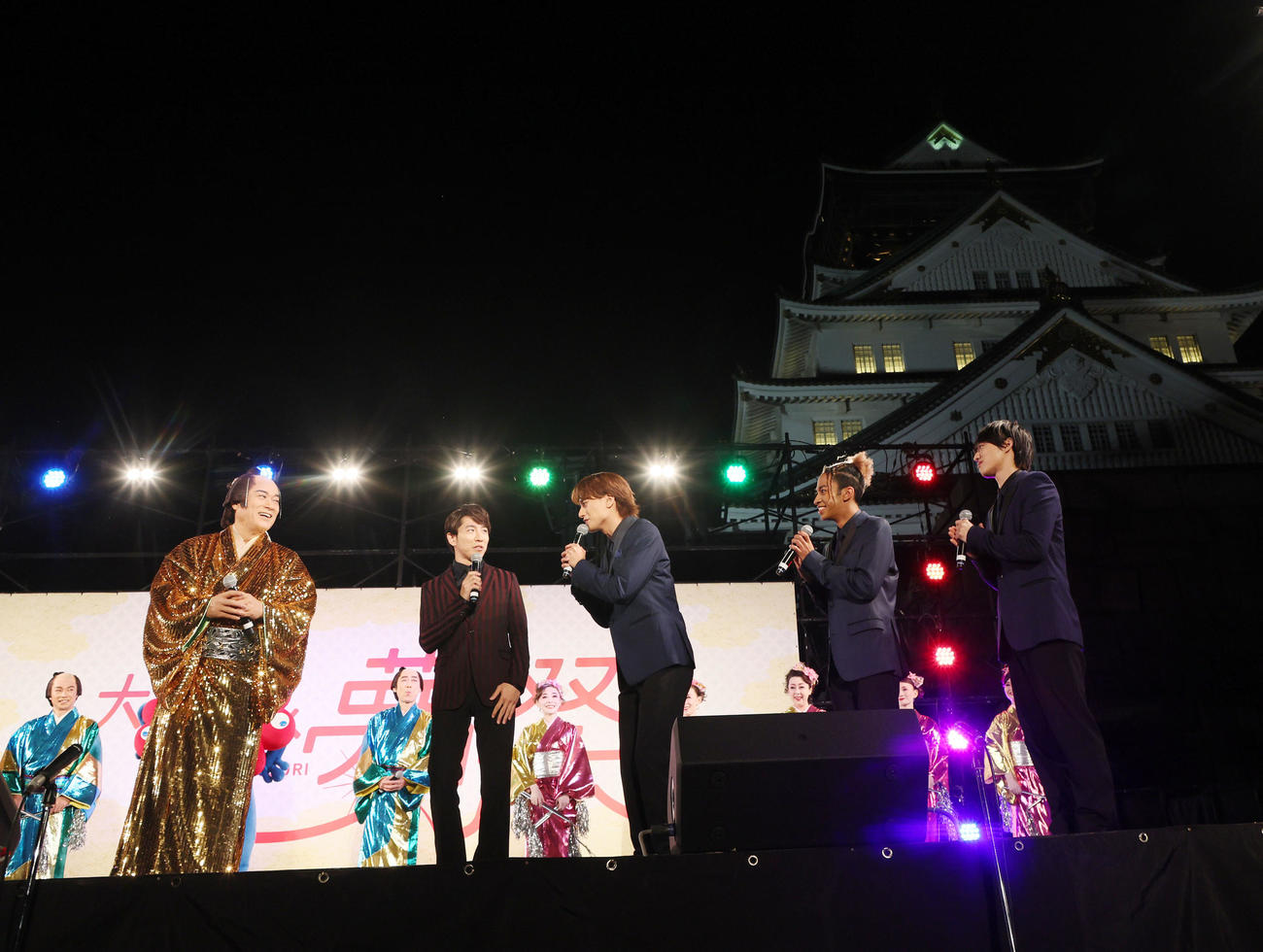 大阪城夢祭オープニングセレモニーで松平健（左）から「コジケンサンバ」の公認をもらうAぇ！groupの小島健。左から2人目は関ジャニ∞村上信五、右端は福本大晴、右から2人目は草間リチャード敬太（撮影・加藤哉）