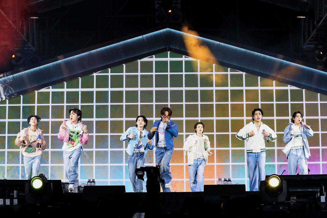 韓国・釜山で無料コンサートを開催したBTS＝15日（ビッグヒットミュージック提供、聯合＝共同）