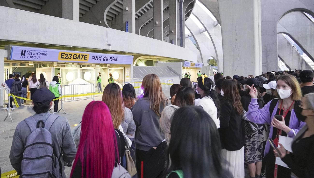 BTSの無料コンサートが開催された会場に詰めかけたファン＝15日、韓国・釜山（共同）