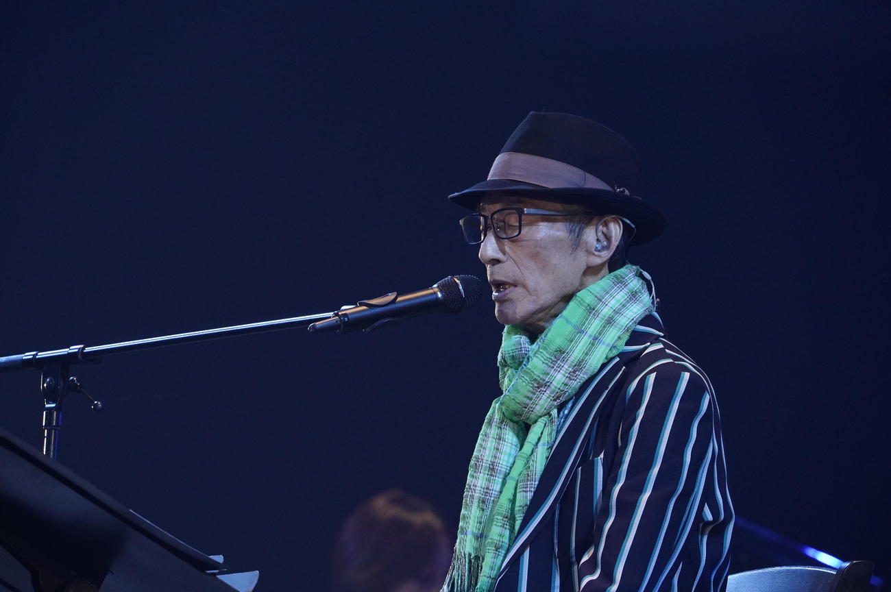 史上最高齢出場となった「超パーティー2022」で歌う菅原進