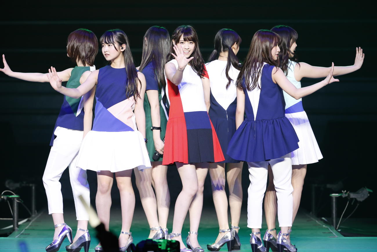 14年10月に行われた乃木坂46の有明コロシアムライブ。当時発売されていたカップリング全50曲のファン投票1位に輝いた「他の星から」を披露する西野七瀬（中央）ら