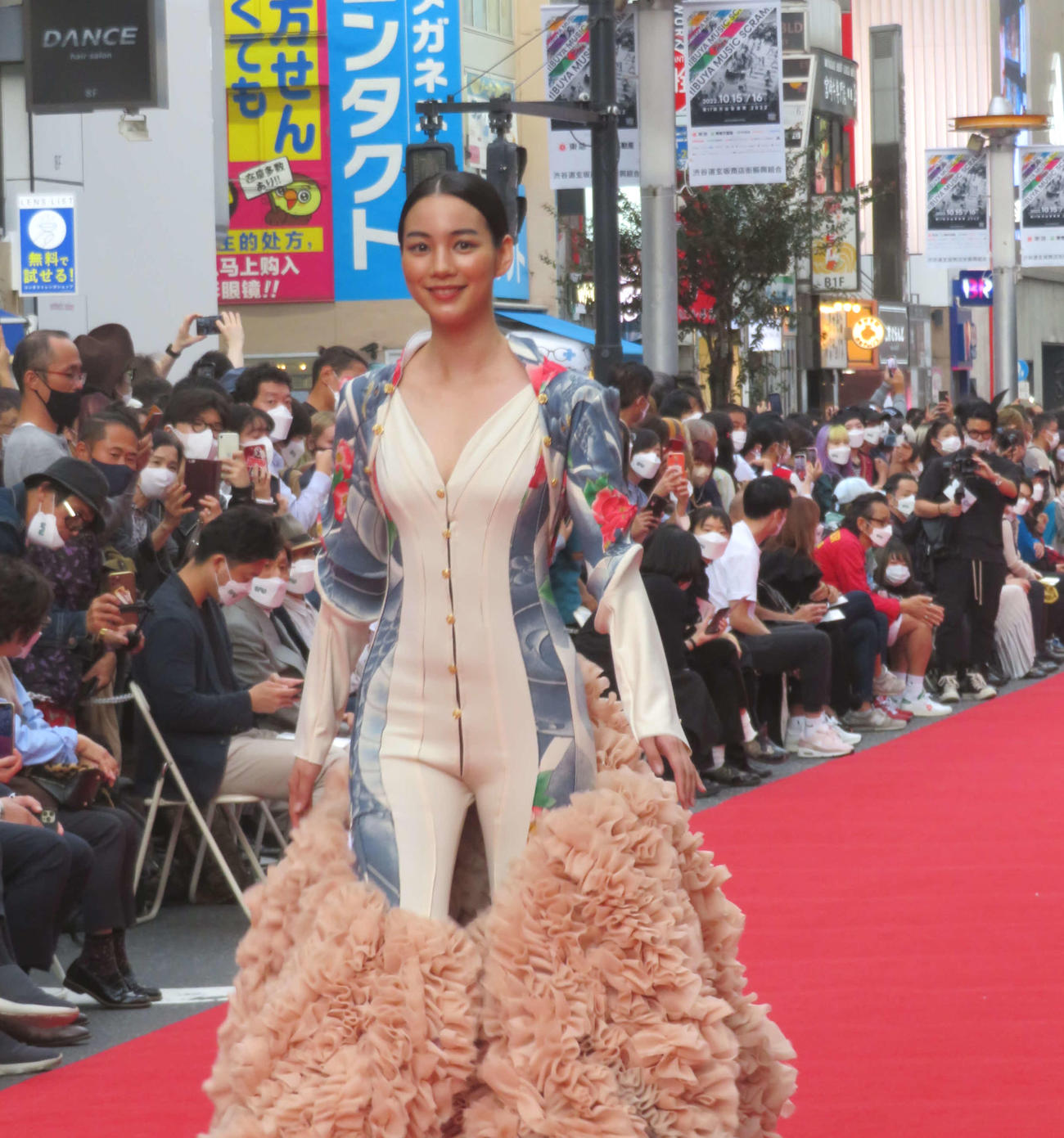 渋谷ファッションウイーク2022秋「SHIBUYA RUNWAY」を歩く、のん（撮影・村上幸将）
