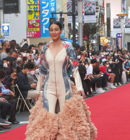 渋谷ファッションウイーク2022秋「SHIBUYA RUNWAY」を歩く、のん（撮影・村上幸将）