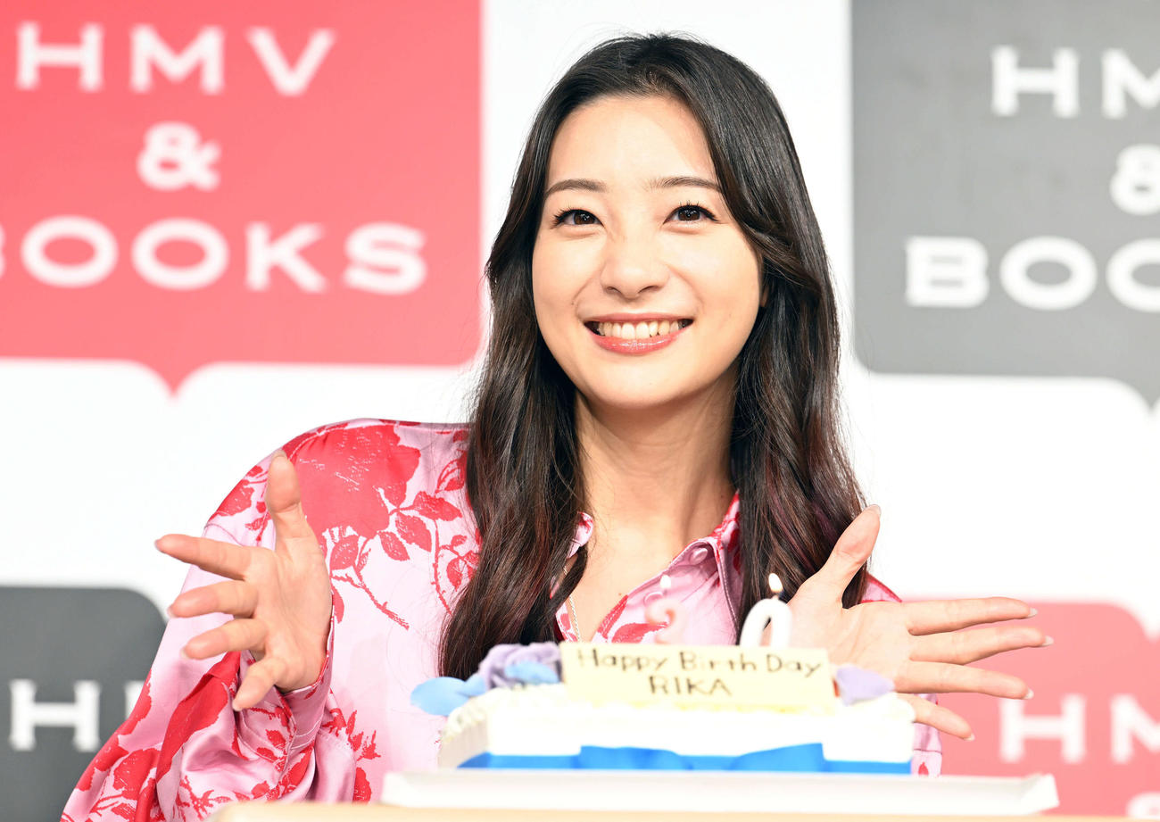 メモリアル写真集「リリカル」発売記念イベントでバースデーケーキを前に笑顔の足立梨花（撮影・滝沢徹郎）