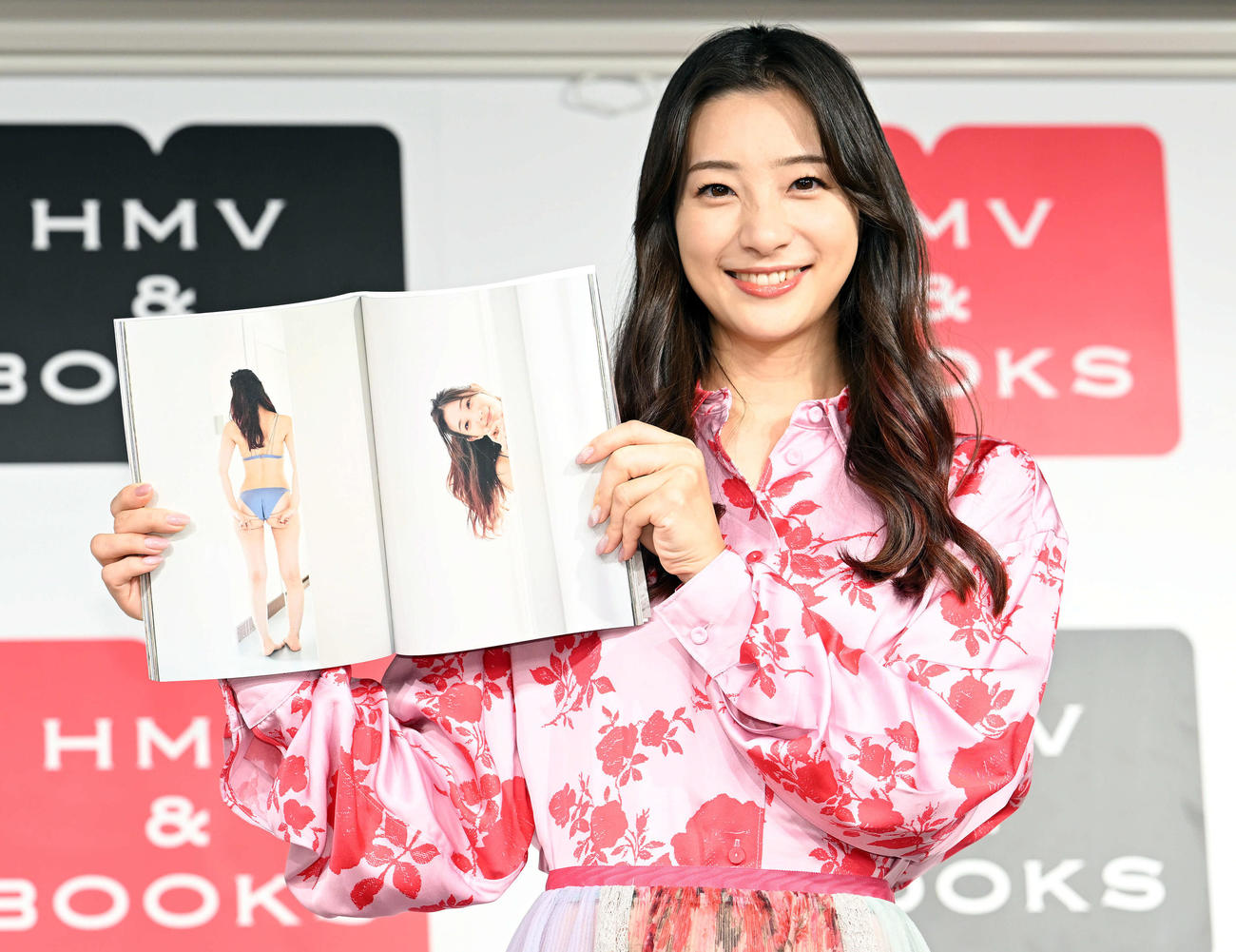 メモリアル写真集「リリカル」発売記念イベントでお気に入りの写真を披露する足立梨花（撮影・滝沢徹郎）