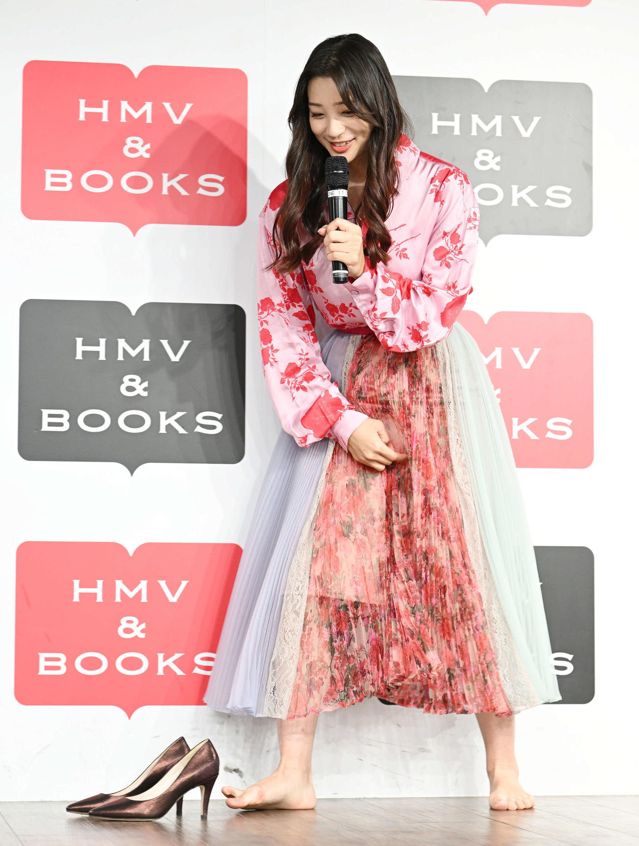 メモリアル写真集「リリカル」発売記念イベントでハイヒールを脱ぎストレッチに臨む足立梨花（撮影・滝沢徹郎）