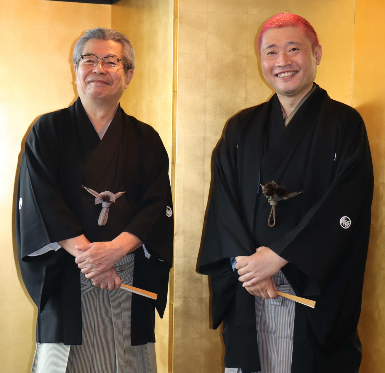 立川志の春（右）は真打ち昇進披露パーティー前に、師匠の立川志の輔と取材に応じた