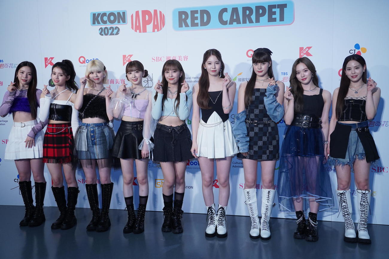 「KCON 2022 JAPAN」のフォトセッションでポーズを決めるNiziU（撮影・佐藤勝亮）