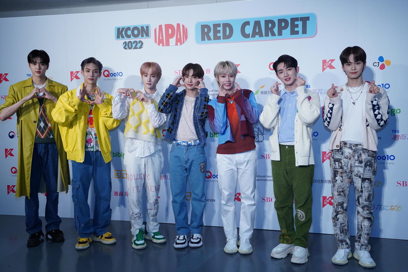 「KCON 2022 JAPAN」のフォトセッションでポーズを決めるTEMPEST（撮影・佐藤勝亮）