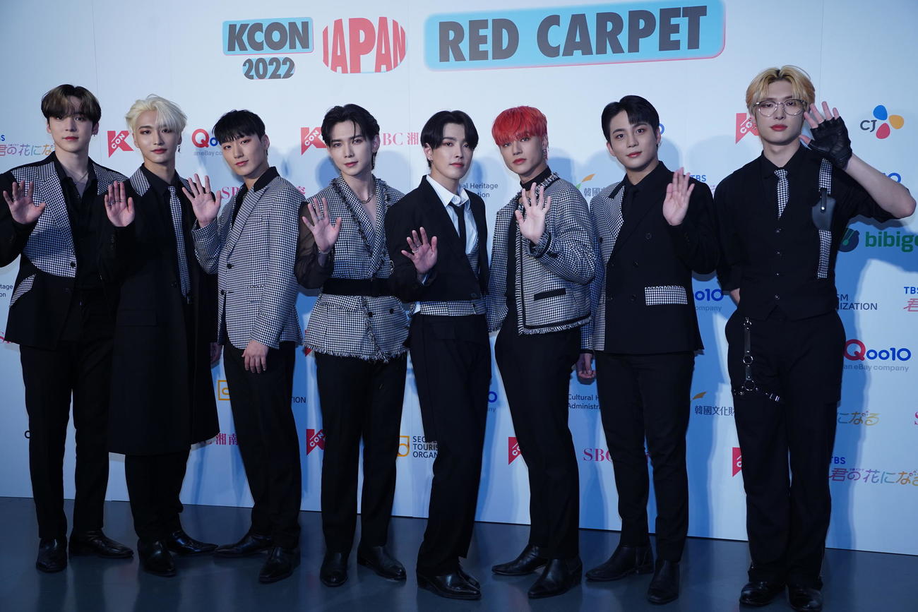 「KCON 2022 JAPAN」のフォトセッションでポーズを決めるATEEZ（撮影・佐藤勝亮）