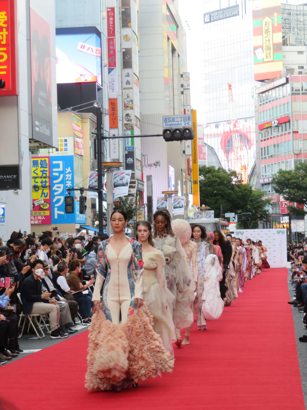 渋谷ファッションウイーク2022秋「SHIBUYA RUNWAY」を歩く、のん（撮影・村上幸将）