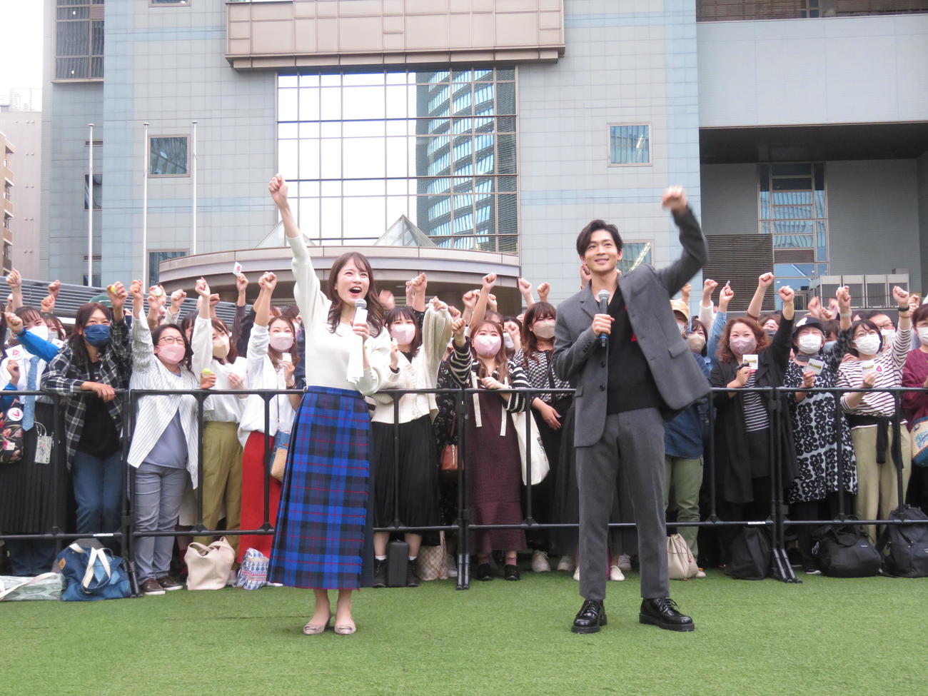 TBS系「アトムの童（こ）」のカプセルトイイベントに登場した松下洸平（手前右）と宇内梨沙アナウンサー（同左）（撮影・横山慧）