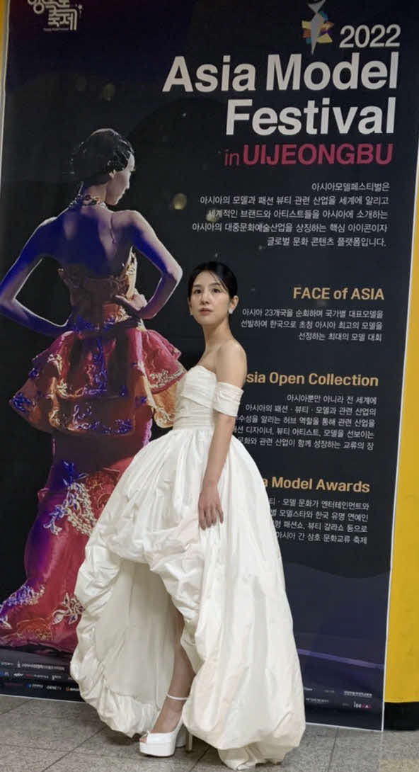「Asia Model Festival」で、アジアスター賞海外部門を受賞した桜庭ななみ