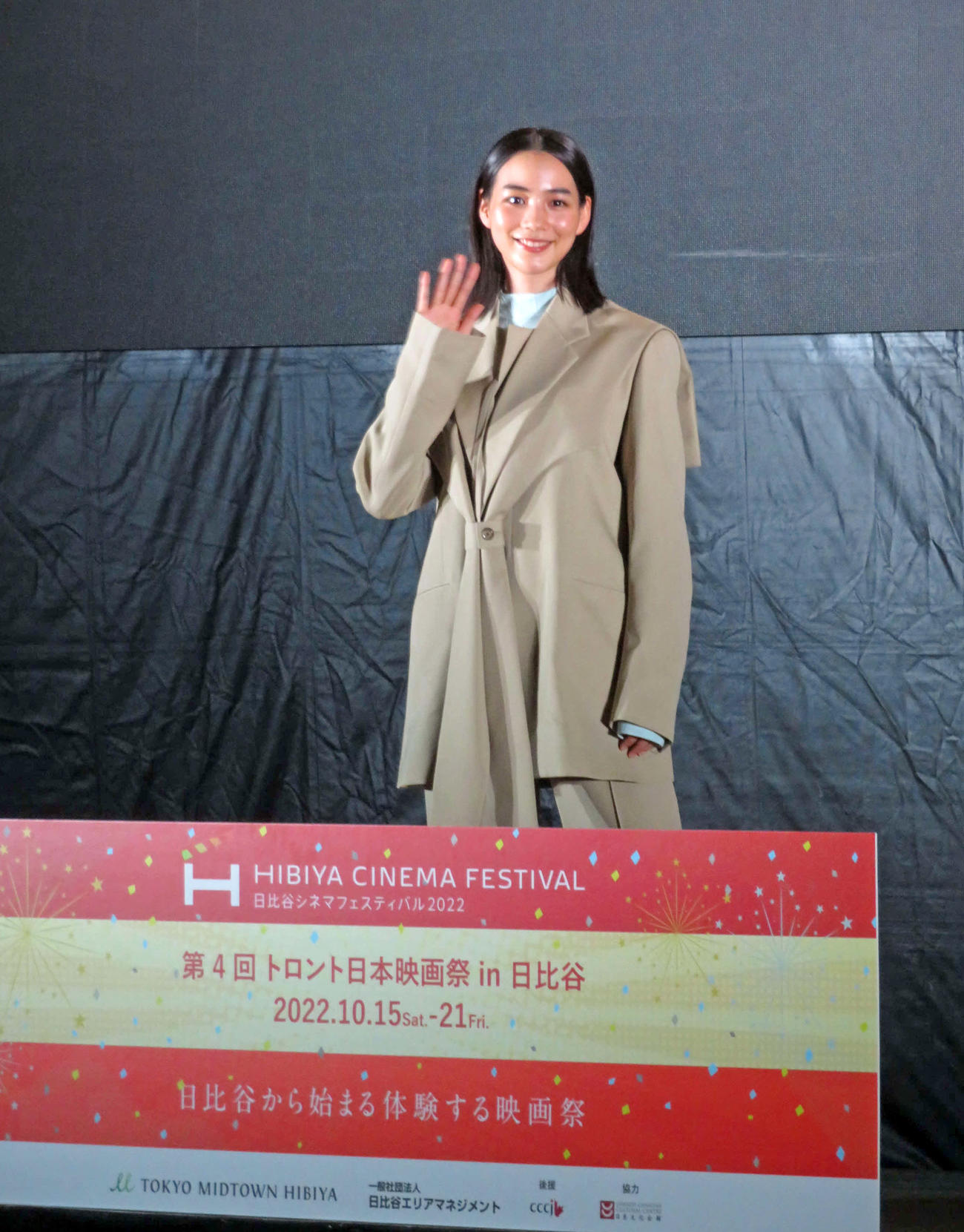 第4回トロント日本映画祭in日比谷で手を振るのん（撮影・村上幸将）