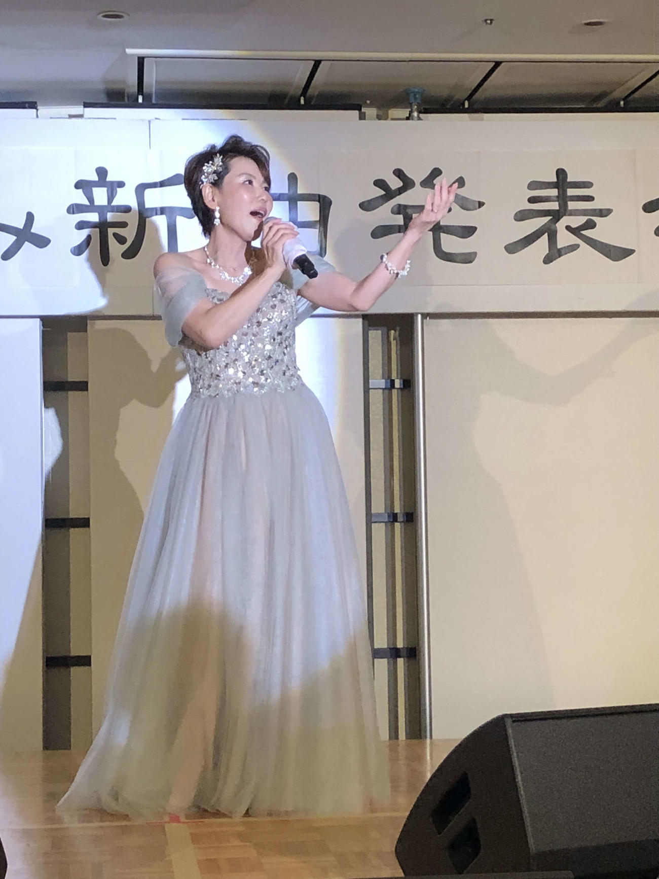 新曲発表会で熱唱する香月ゆみ