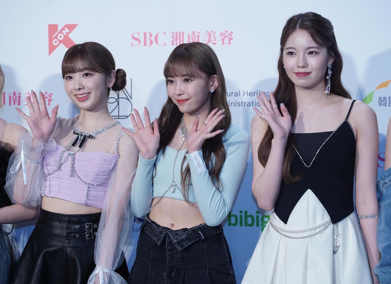 「KCON 2022 JAPAN」のフォトセッションでポーズを決めるNiziU。左からMIIHI、MAYUKA、AYAKA（撮影・佐藤勝亮）