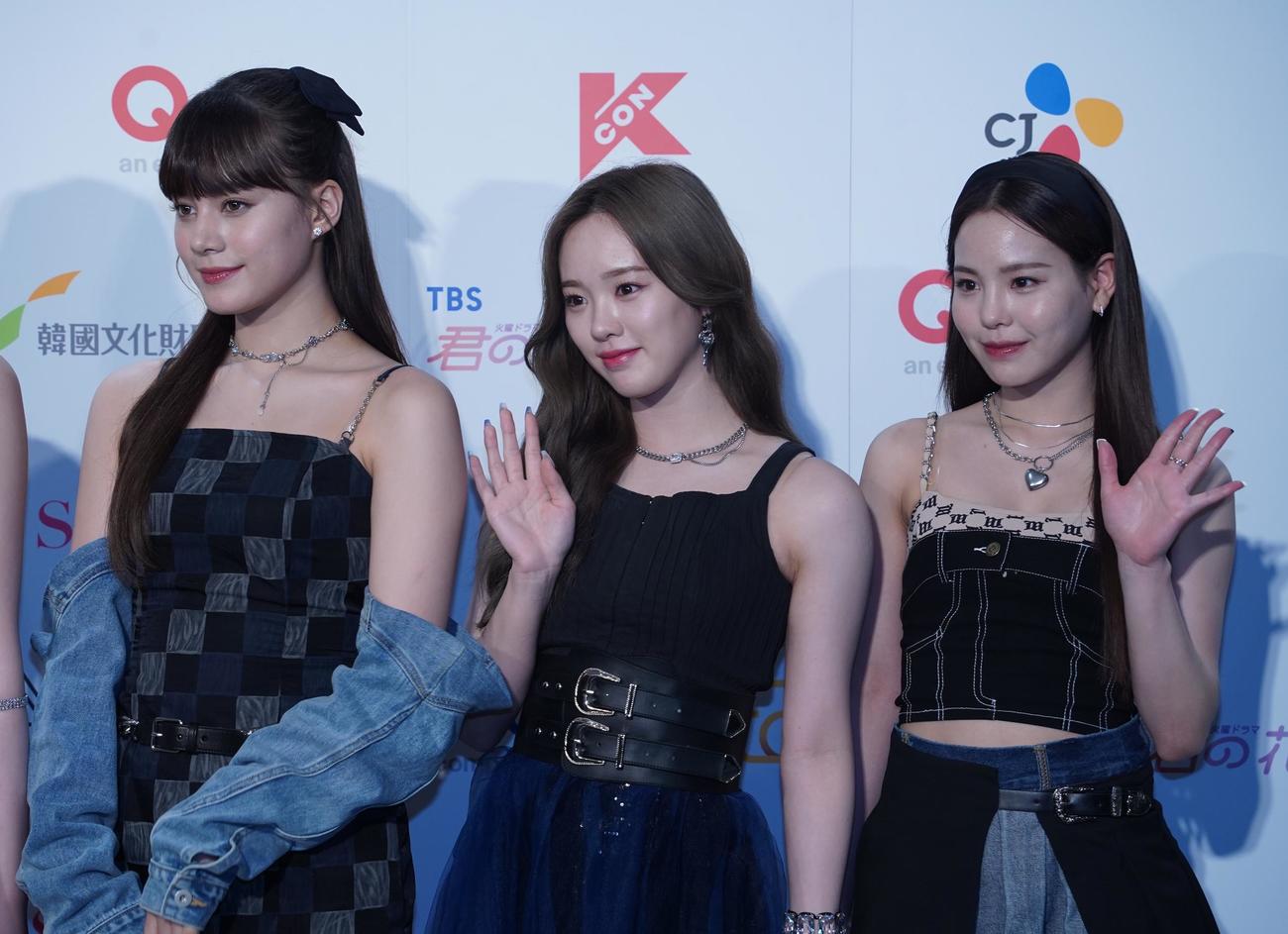 「KCON 2022 JAPAN」のフォトセッションでポーズを決めるNiziU。左からNINA、RIO、MAKO（撮影・佐藤勝亮）