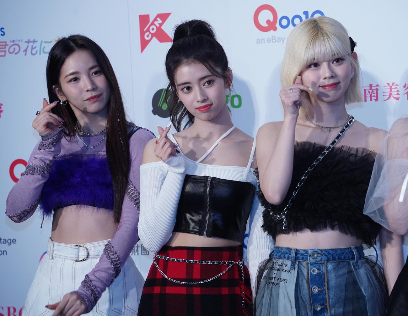 「KCON 2022 JAPAN」のフォトセッションでポーズを決めるNiziU。左からMAYA、RIMA、RIKU（撮影・佐藤勝亮）