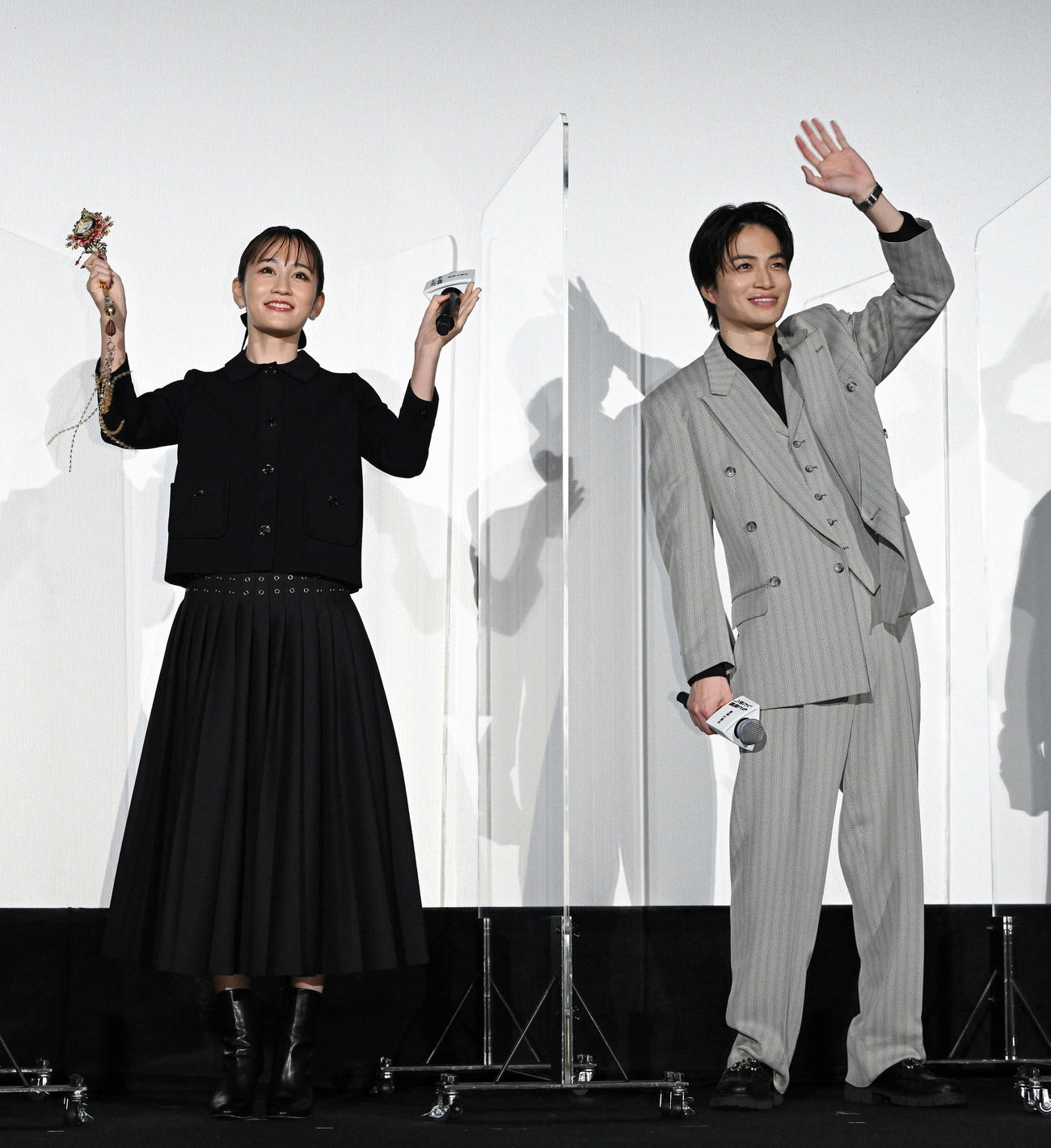映画「もっと超越した所へ。」公開記念舞台あいさつで客席に手を振る前田敦子（左）と菊池風磨（撮影・滝沢徹郎）　