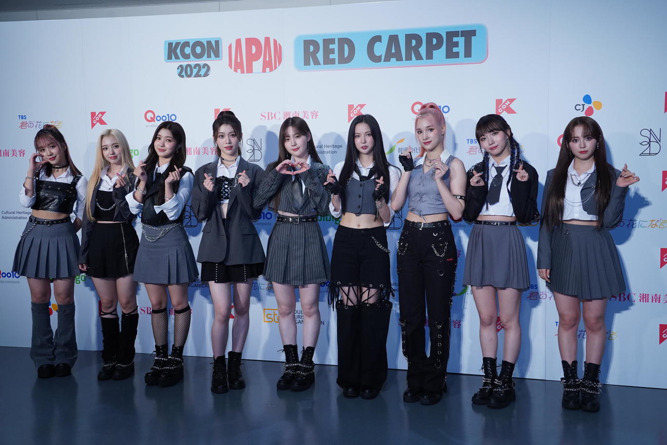 「KCON 2022 JAPAN」のフォトセッションでポーズを決めるKep1er（撮影・佐藤勝亮）