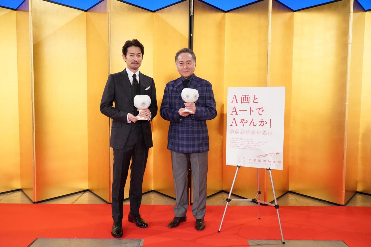 三船敏郎賞を受賞した竹野内豊（左）と牧野省三賞を受賞した北大路欣也（右）