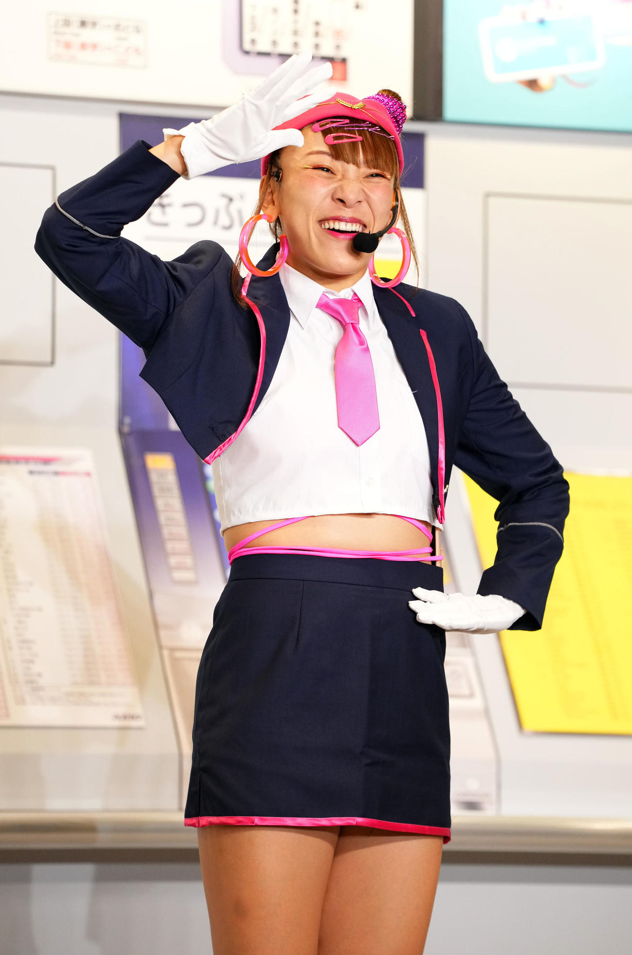 駅員コスチュームでイベントに登場したフワちゃん（撮影・横山健太）