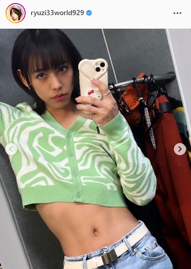 上目遣いでポーズを決めるryuchell（ryuchellのインスタグラムより）