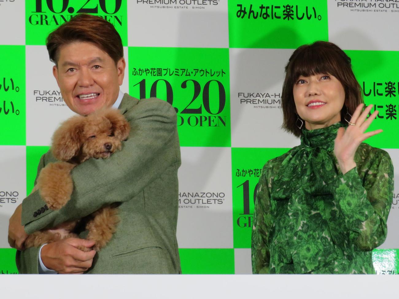 埼玉・深谷市で20日に開業するアウトレットモール「ふかや花園プレミアム・アウトレット」の開業記念イベントに参加したヒロミ、松本伊代夫妻