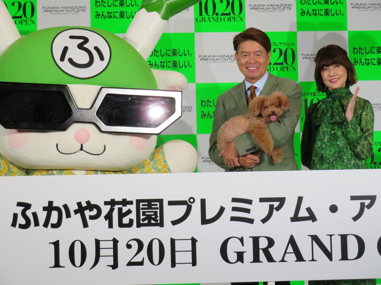 埼玉・深谷市で20日に開業するアウトレットモール「ふかや花園プレミアム・アウトレット」の開業記念イベントに参加したヒロミ、松本伊代夫妻とふっかちゃん
