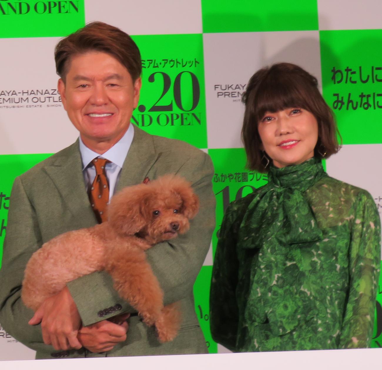 埼玉・深谷市で20日に開業するアウトレットモール「ふかや花園プレミアム・アウトレット」の開業記念イベントに参加したヒロミ、松本伊代夫妻