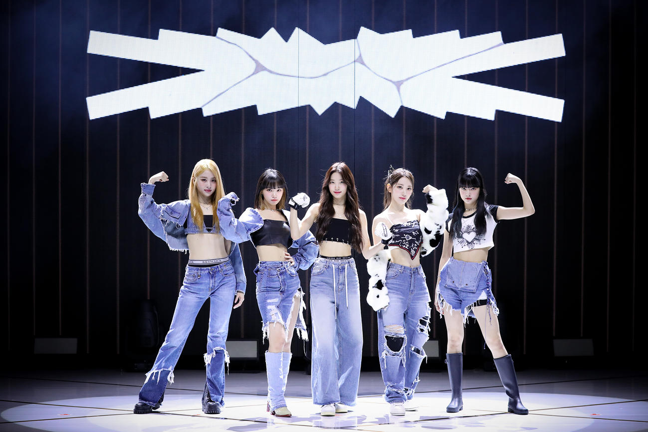 LE SSERAFIMの、左からHUH YUNJIN、KIM CHAEWON、KAZUHA、SAKURA、HONG EUNCHAE（P）＆（C）SOURCE MUSIC
