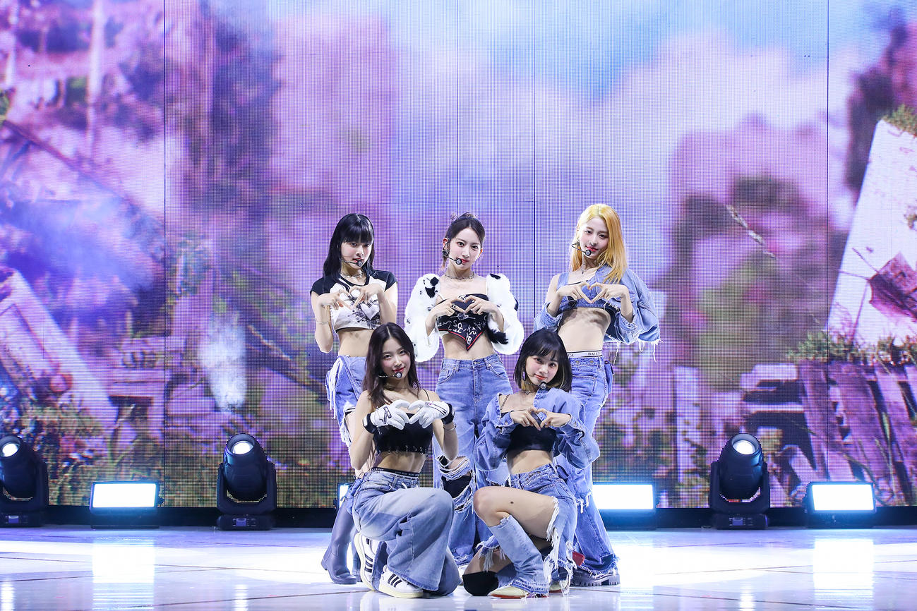 パフォーマンスするLE SSERAFIM（P）＆（C）SOURCE MUSIC