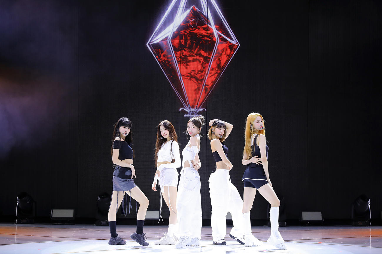 パフォーマンスするLE SSERAFIM（P）＆（C）SOURCE MUSIC