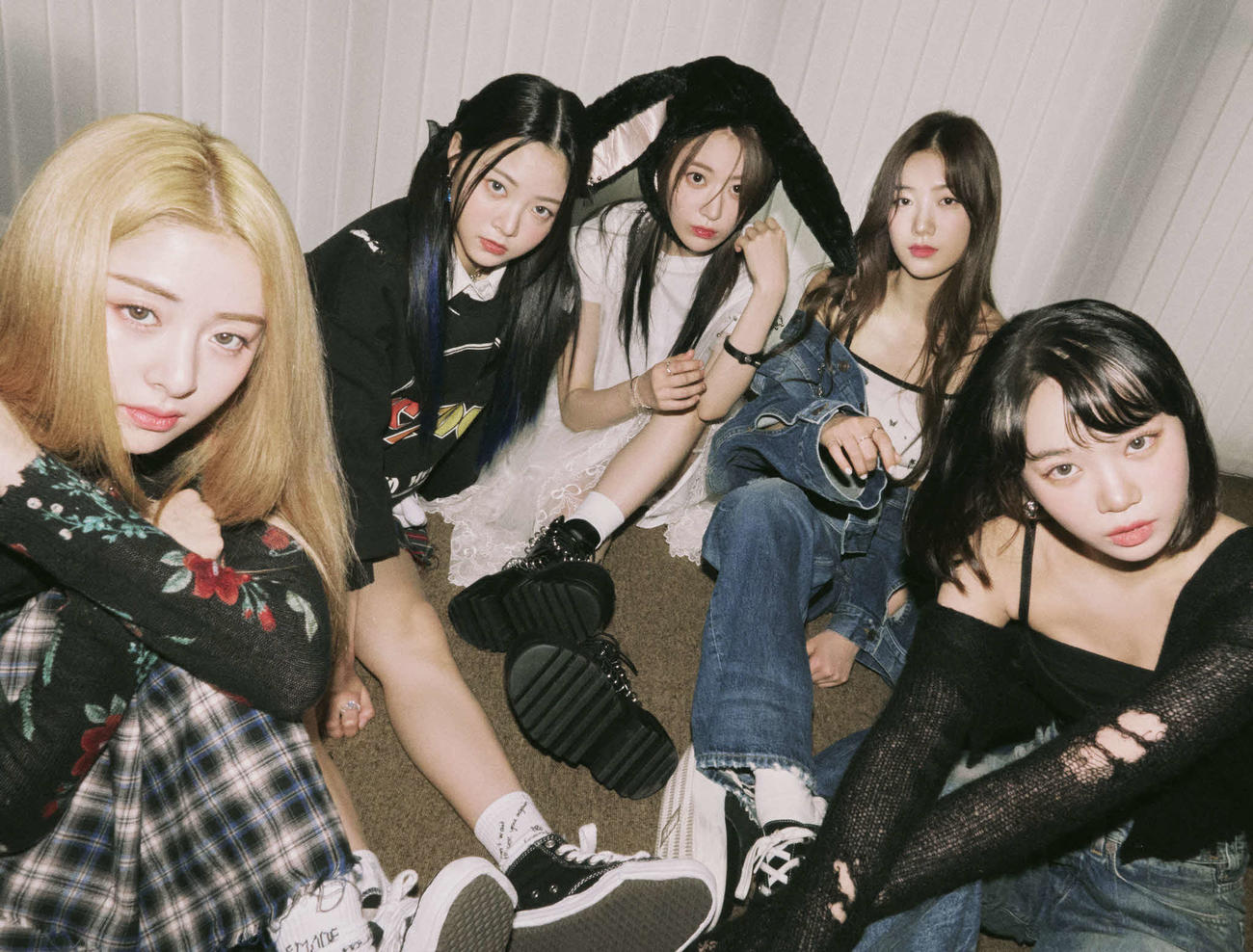 LE SSERAFIMの、左からHUH YUNJIN、HONG EUNCHAE、SAKURA、KAZUHA、KIM CHAEWON（P）＆（C）SOURCE MUSIC