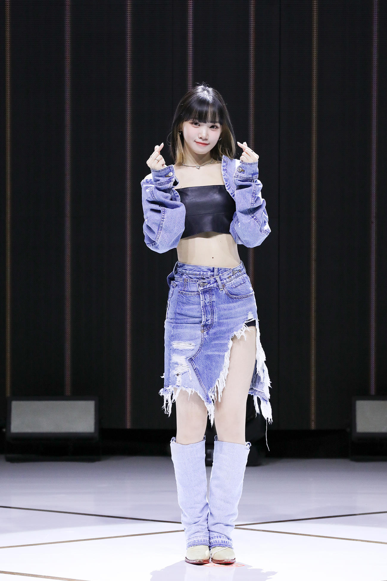 LE SSERAFIMのKIM CHAEWON（P）＆（C）SOURCE MUSIC