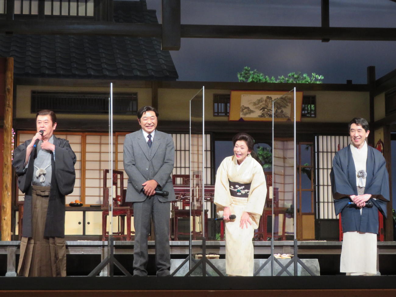 舞台「女の一生」初日前会見で、風間杜夫（左端）にいじられる高橋克実（同2人目）と、笑いが止まらない大竹しのぶと段田安則（撮影・村上幸将）