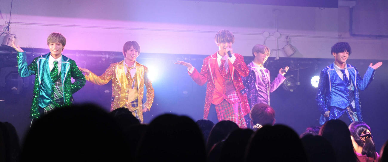 お披露目ライブでパフォーマンスする、左から5人組メンズアイドルグループ、ロゼオセロの、たくみ、ゆうま、さいひろ、せな、はも（撮影・松尾幸之介）
