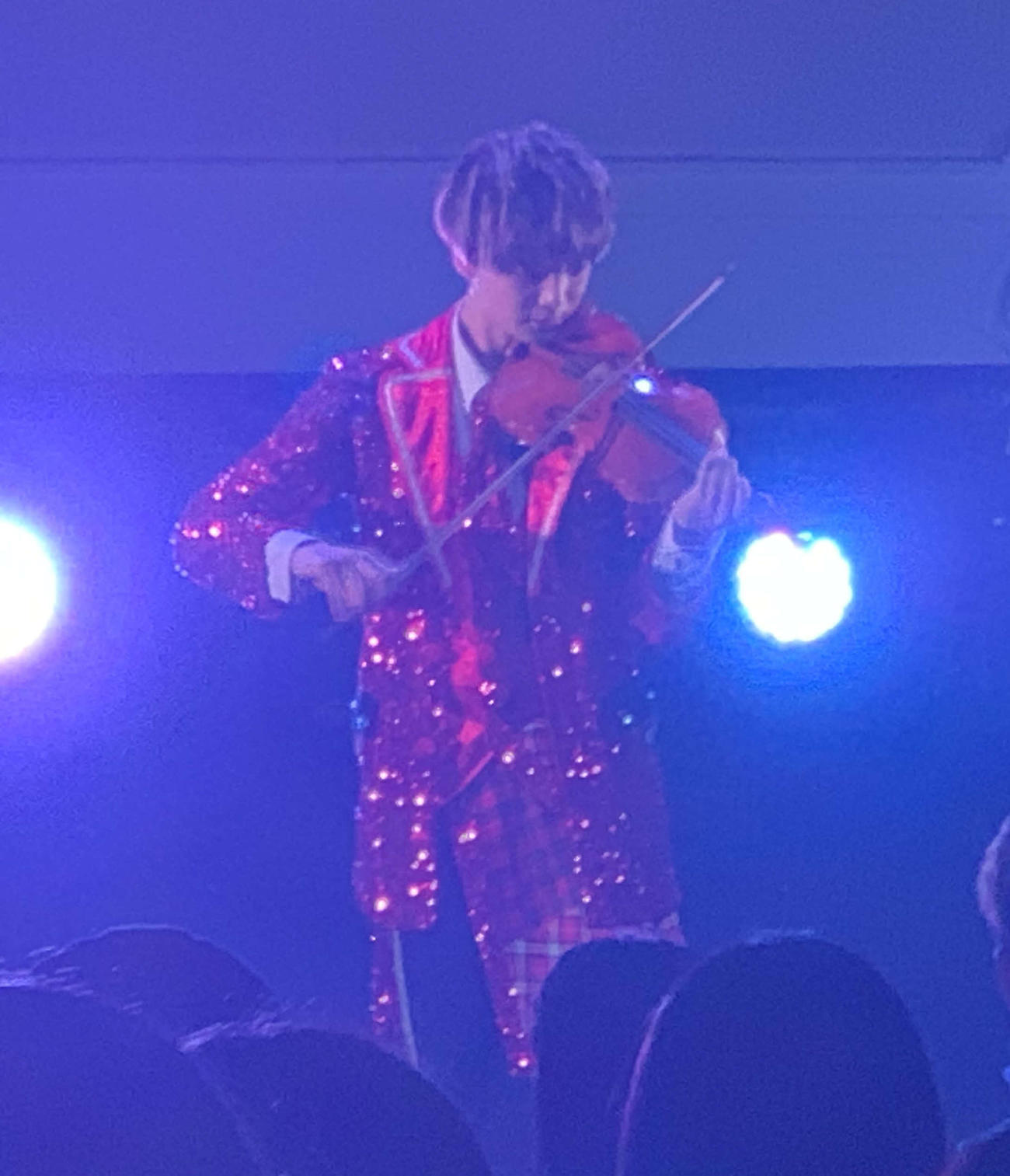お披露目ライブでバイオリン演奏を披露する5人組メンズアイドルグループ、ロゼオセロのさいひろ（撮影・松尾幸之介）
