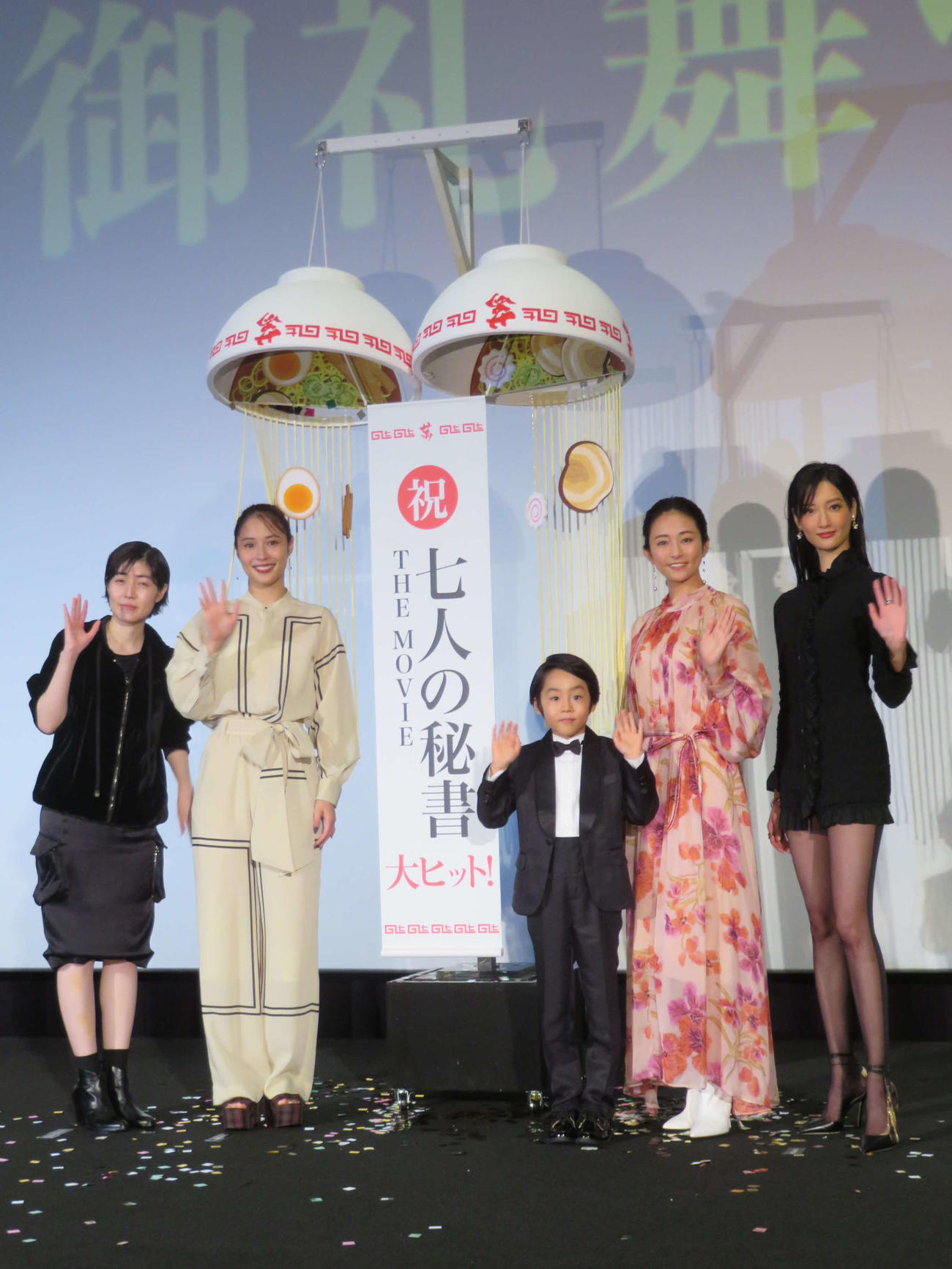 「七人の秘書　THE MOVIE」公開御礼舞台あいさつに登壇した、左からシム・ウンギョン、広瀬アリス、川原瑛都、木村文乃、菜々緒（撮影・村上幸将）