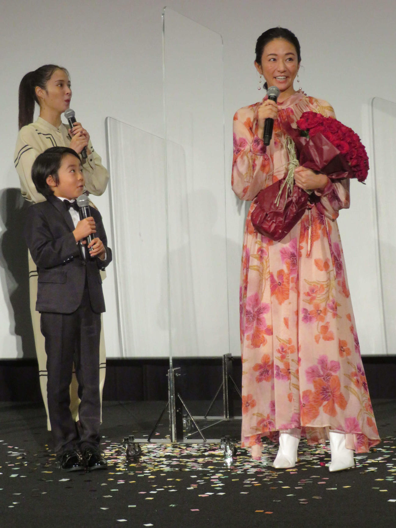 「七人の秘書　THE MOVIE」公開御礼舞台あいさつで、川原瑛都から人生初のバラの花束をもらい、喜ぶ木村文乃（撮影・村上幸将）