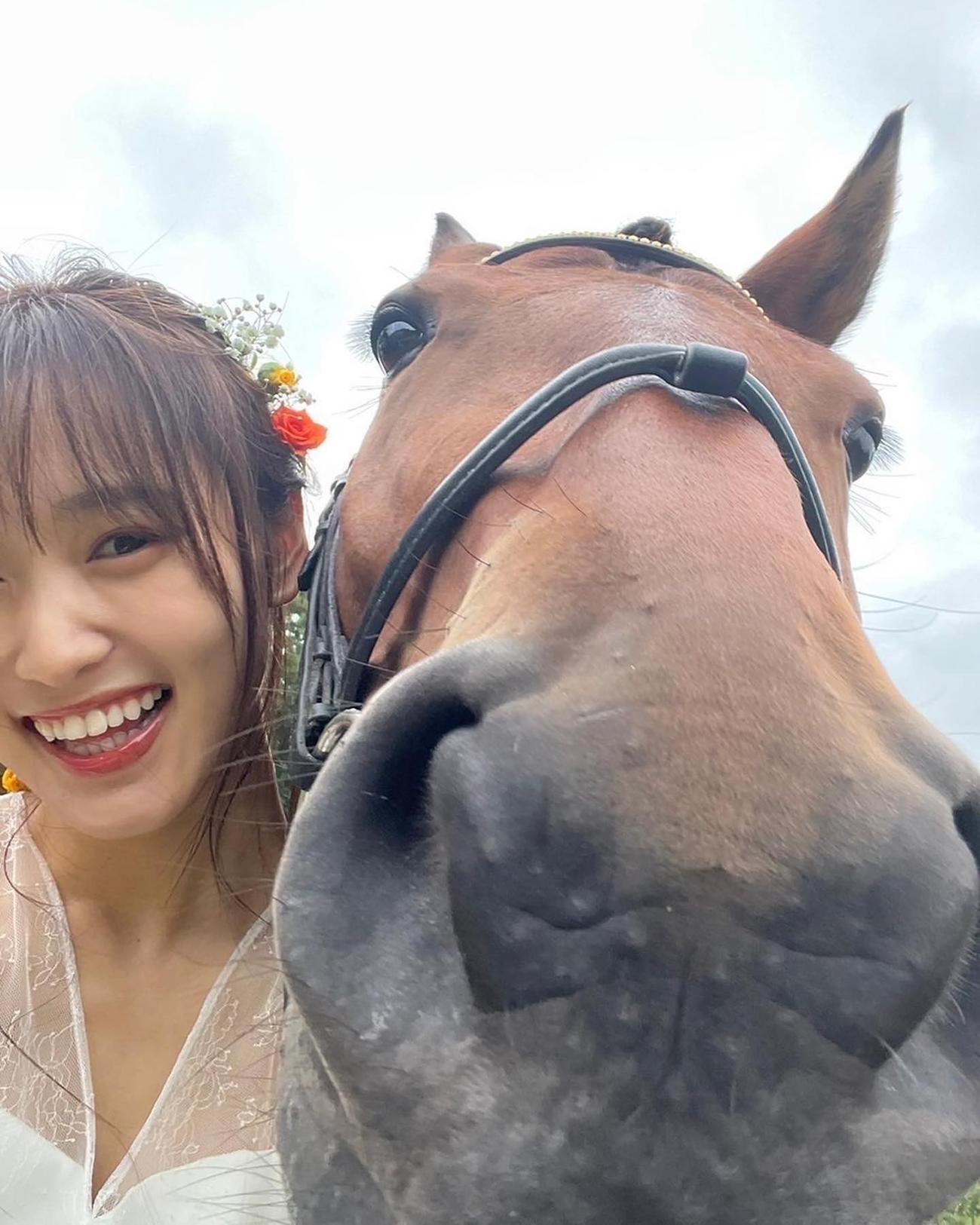 馬とツーショットで笑顔を見せる櫻坂46菅井友香。菅井友香公式インスタグラムより